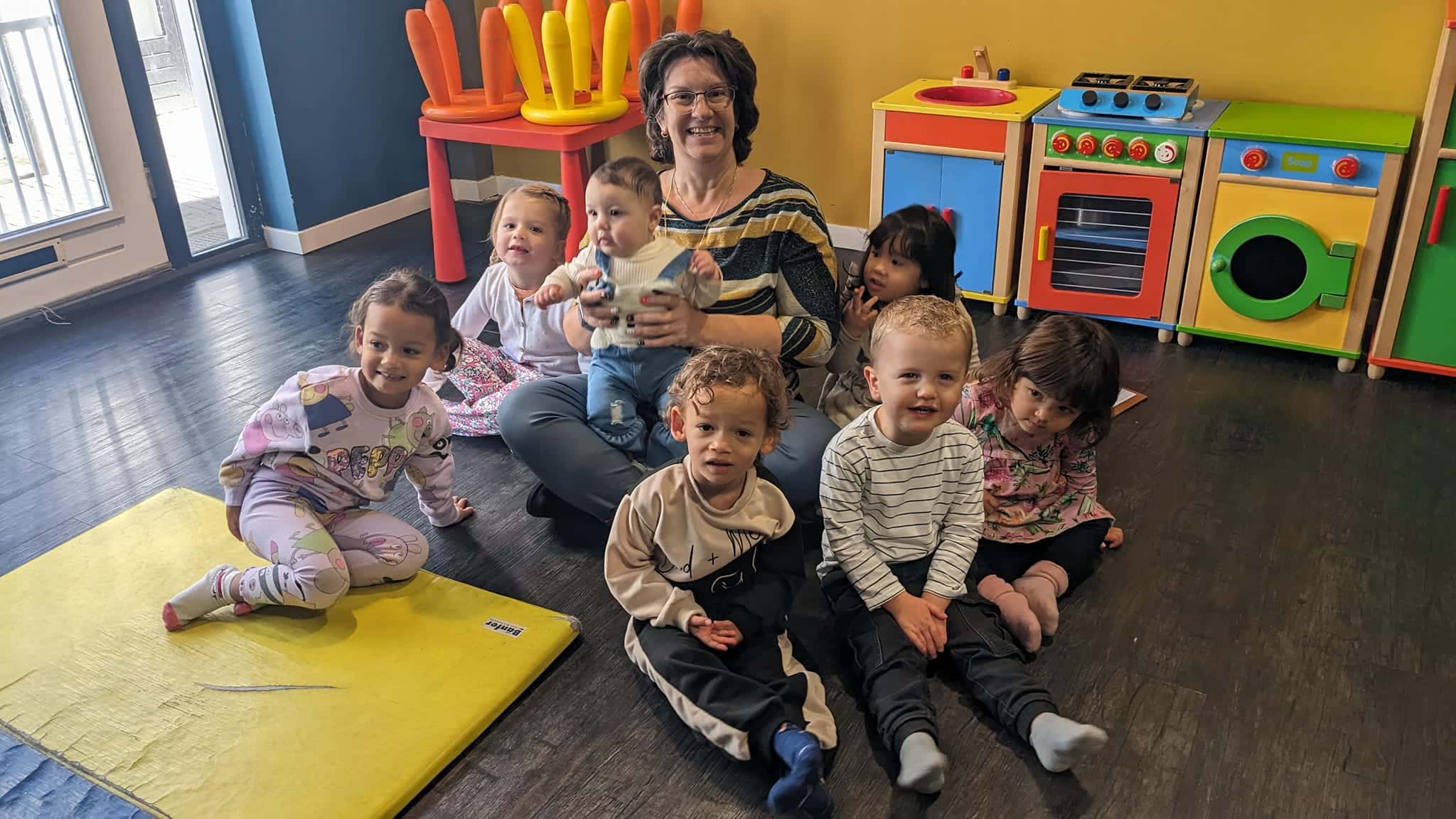 Kinderen spelen in een gezellige thuisomgeving