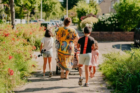 Kinderen lopen samen over straat op weg naar het park