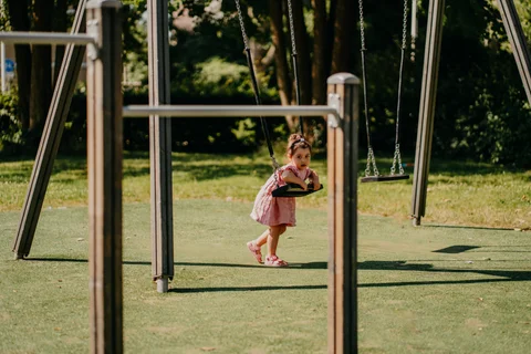Een kind schommelt in het park